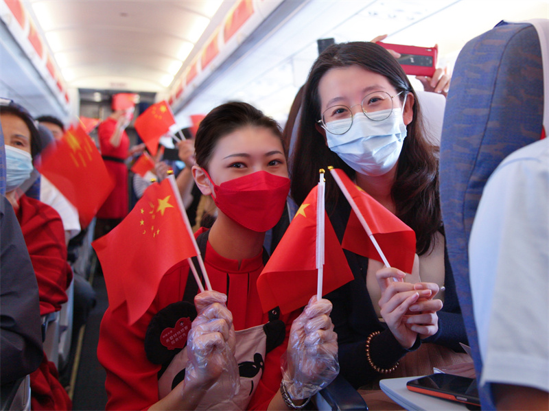 川航推出空地特色服務(wù)與旅客共慶祖國生日.jpg