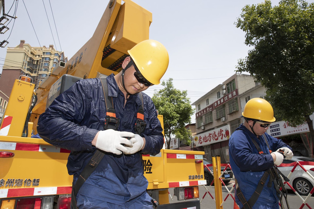 國網(wǎng)綿陽供電公司電力工人結束帶電作業(yè)，汗水浸透了工裝_副本.jpg