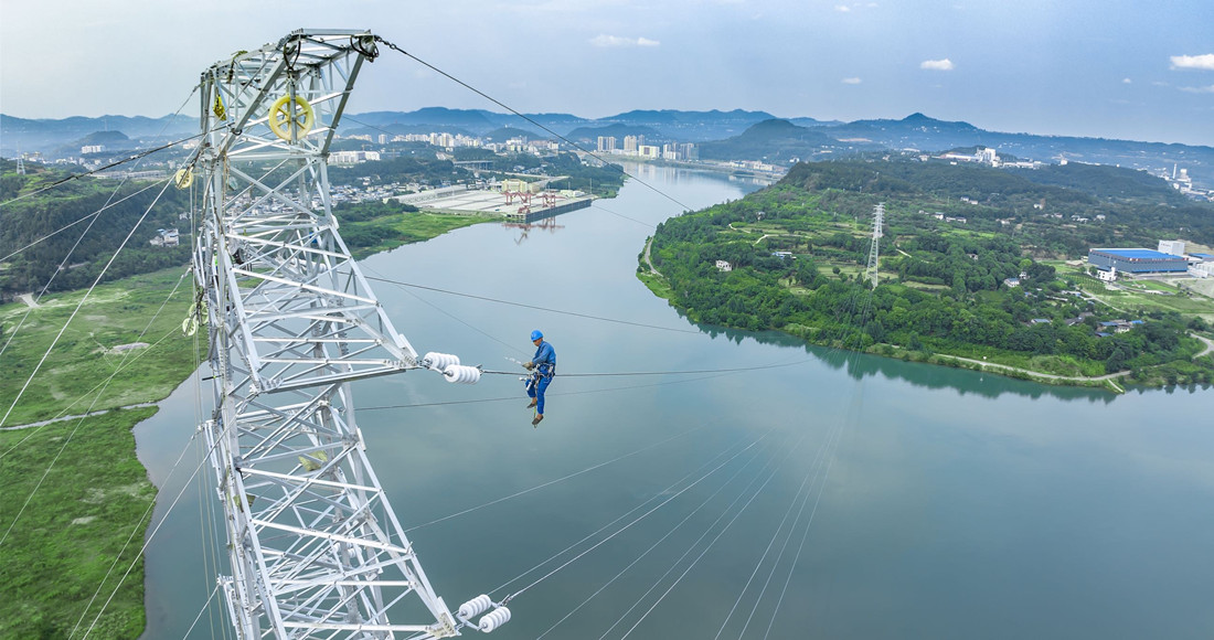 國網(wǎng)廣元供電公司電力工人在10千伏江古一、二線開展高空作業(yè)。_副本.jpg