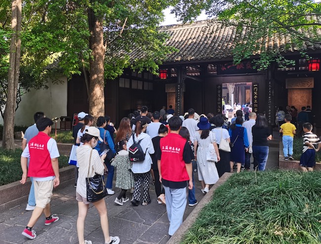 游客游覽眉山三蘇祠。四川省文旅廳供圖