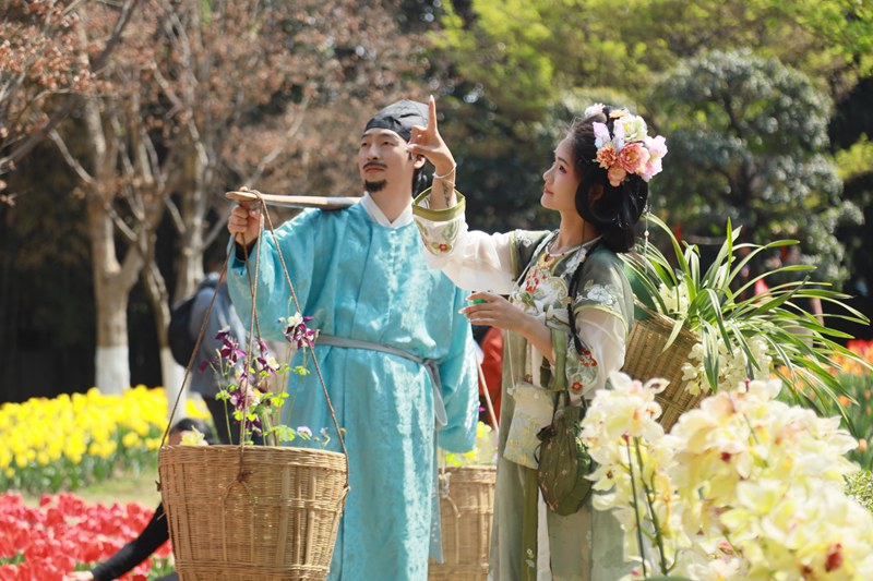 “挑花郎”和“背花娘”_副本.jpg