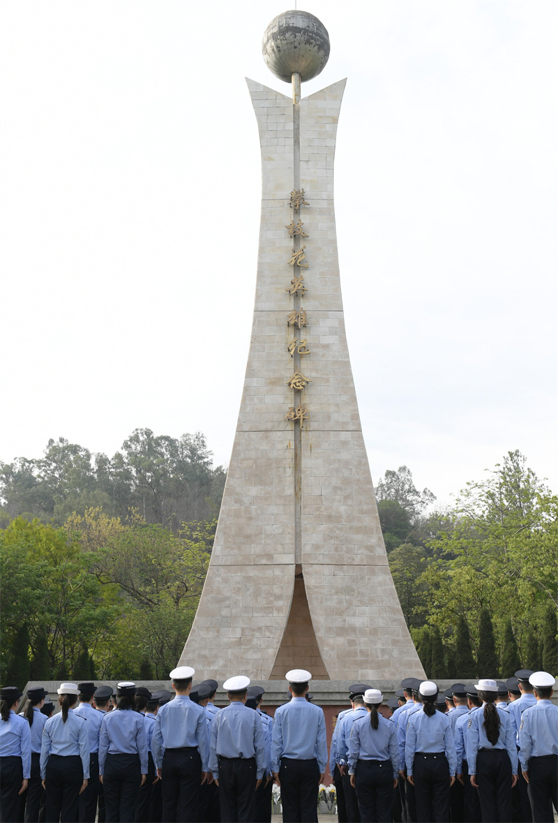 四川公安開展系列祭奠活動(dòng) (2).jpg