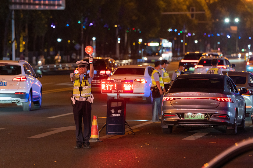 公安民警守護(hù)道路安全_副本.jpg